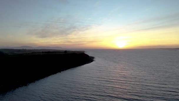 Вид з повітря на бухту Інвер між гірськими пасмами та Інвером у графстві Донегол - Ірландія.. — стокове відео