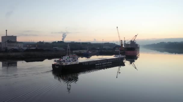 Derry Londonderry, Verenigd Koninkrijk- 17 december 2021: Vrachtschip komt aan in Noord-Ierland — Stockvideo