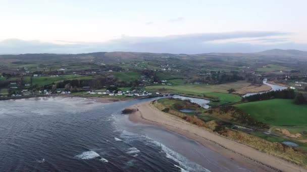 Letecký pohled na vesnici Inver v hrabství Donegal - Irsko. — Stock video