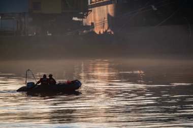 Derry, Londonderry, İngiltere - 19 Aralık 2021: Kuzey İrlanda 'daki Foyle Nehri limanı üzerinde çalışan personel