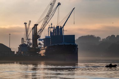 Derry, Londonderry, İngiltere - 19 Aralık 2021: Kuzey İrlanda 'daki Foyle Nehri limanı üzerinde çalışan personel