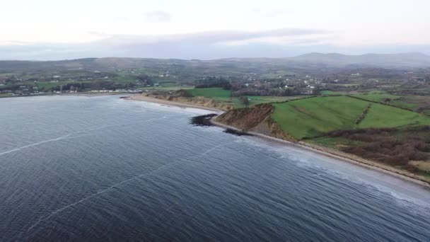 Donegal ilçesindeki Inver köyünün havadan görünüşü - İrlanda. — Stok video