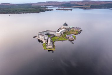 Kuzey İrlanda, Derry yakınlarındaki Foyle Nehri 'nin kıyısında enerji üreten elektrik santrali.
