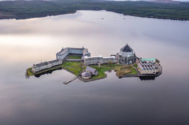 Kuzey İrlanda, Derry yakınlarındaki Foyle Nehri 'nin kıyısında enerji üreten elektrik santrali.