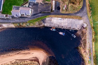 Donegal County 'deki Inver iskelesinin havadan görüntüsü - İrlanda.