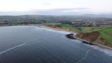 Donegal ilçesindeki Inver köyünün havadan görünüşü - İrlanda.