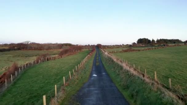El camino a la roca nido de águilas por Mountcharles en el Condado de Donegal - Irlanda. — Vídeo de stock