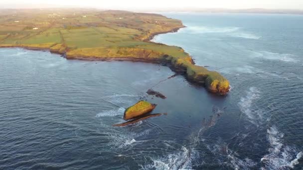 Donegal, İrlanda 'da Mountcharles' ın güzel kartallar yuvası.. — Stok video