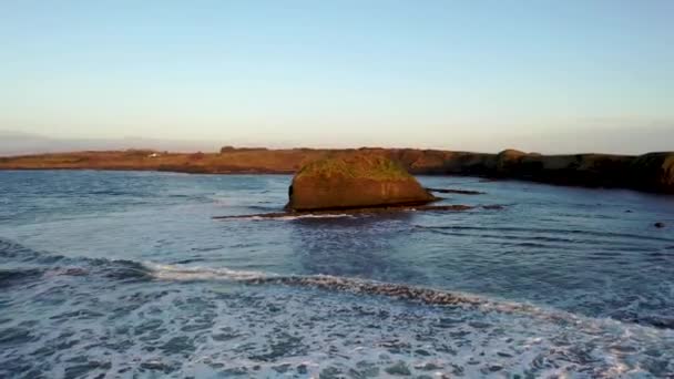 Batu sarang elang yang indah oleh Mountcharles di County Donegal - Irlandia. — Stok Video