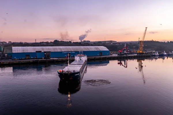 Derry Londonderry, Reino Unido - 17 de diciembre de 2021: Buque de carga que llega a Irlanda del Norte —  Fotos de Stock