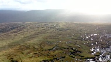 Güzel Farscallop Dağı manzarası Donegal County 'deki Staghall Dağı' na doğru ilerliyor.