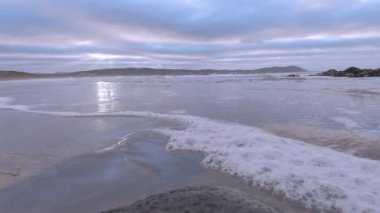 Donegal, İrlanda 'daki Narin Caddesi' nde Portnoo 'dan sel geliyor.