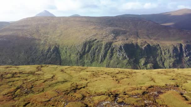 Het prachtige uitzicht op de Farscallop Mountain richting de Staghall Mountain in de Derryveaghs in county Donegal - Ierland — Stockvideo