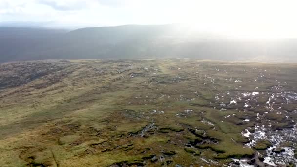Krásný pohled na hory Farscallop směrem na Staghall Mountain v Derryveaghs v hrabství Donegal - Irsko — Stock video