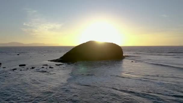 ドニゴール州のマウンチャールズによる美しいワシの巣岩-アイルランド. — ストック動画
