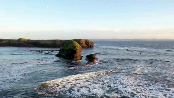 Красивая скала у Маунтчарлза в графстве Донегал - Ирландия. — стоковое видео