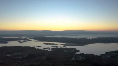 Donegal, İrlanda 'daki Kincasslagh' dan Cruit Adası 'na uçuyor.