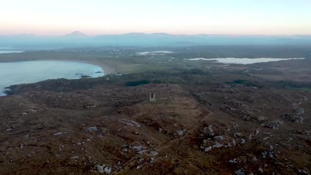Αεροφωτογραφία του πύργου Kincasslagh Martello στο County Donegal - Ιρλανδία — Αρχείο Βίντεο