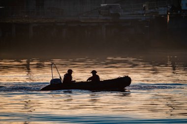 Derry, Londonderry, İngiltere - 19 Aralık 2021: Kuzey İrlanda 'daki Foyle Nehri limanı üzerinde çalışan personel