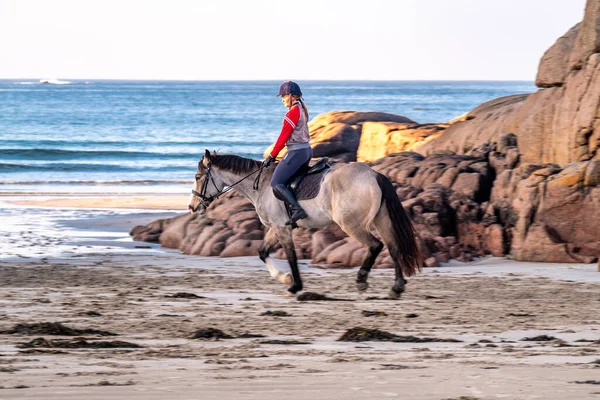 Burtonport, County Donegal, Ιρλανδία - 18 Δεκεμβρίου 2021: Η Patricia Ward ιππεύει το άλογό της στην παραλία — Φωτογραφία Αρχείου