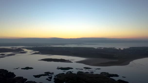 Vuelo de Kincasslagh a Cruit Island en el Condado de Donegal - Irlanda — Vídeo de stock