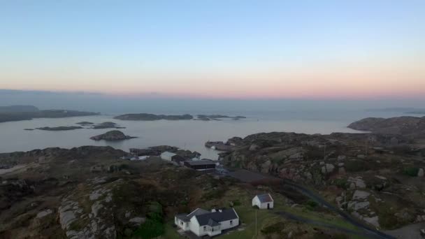 Vista aérea de Kincasslagh con Cruit Island en el fondo en el Condado de Donegal - Irlanda — Vídeo de stock