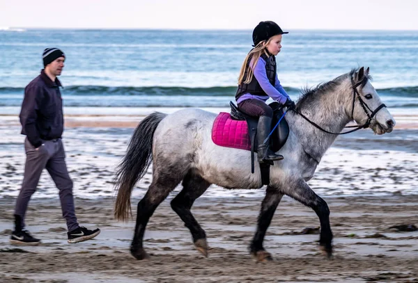 Burtonport, County Donegal, Ιρλανδία - 18 Δεκεμβρίου 2021: Η οικογένεια του θαλάμου ιππεύει τα άλογά της στην παραλία — Φωτογραφία Αρχείου