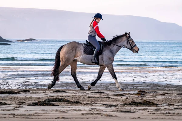Burtonport, comté de Donegal, Irlande - 18 décembre 2021 : Patricia Ward monte à cheval sur la plage — Photo