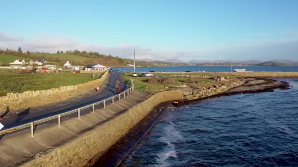 Παράκτιος δρόμος δίπλα στον Ατλαντικό στο Mountcharles στην κομητεία Donegal - Ιρλανδία. — Αρχείο Βίντεο