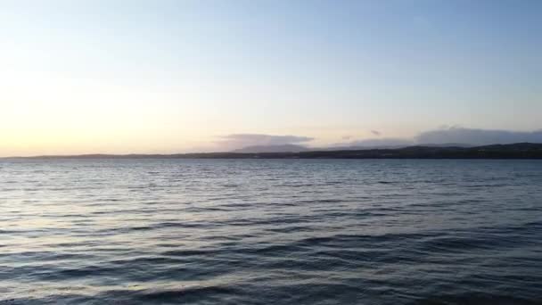 Survoler la baie d'Inver dans le comté de Donegal - Irlande. — Video