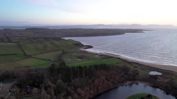 Volando de Inver a Mountcharles en el Condado de Donegal - Irlanda. — Vídeo de stock