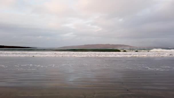 Dicke Wolken über Narin Strand bei Portnoo, County Donegal in Irland. — Stockvideo