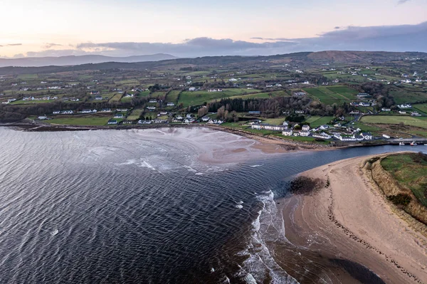 Luchtfoto van het dorp Inver in county Donegal - Ierland. — Stockfoto