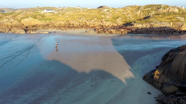 La hermosa bahía de Cloughglass y la playa de Burtonport en el Condado de Donegal - Irlanda — Vídeo de stock