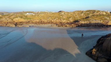 Burtonport, Donegal, İrlanda 'nın güzel Cloughglass Körfezi ve plajı.