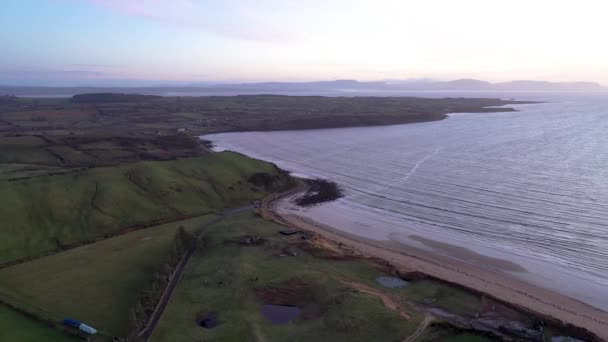 Vliegen van Inver naar Mountcharles in County Donegal - Ierland. — Stockvideo