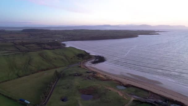 Volando de Inver a Mountcharles en el Condado de Donegal - Irlanda. — Vídeo de stock