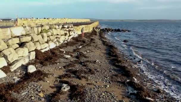 Estrada costeira próxima do Atlântico em Mountcharles, Condado de Donegal - Irlanda. — Vídeo de Stock