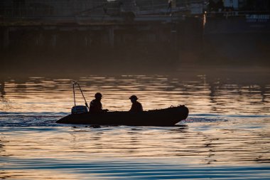 Derry, Londonderry, İngiltere - 19 Aralık 2021: Kuzey İrlanda 'daki Foyle Nehri limanı üzerinde çalışan personel