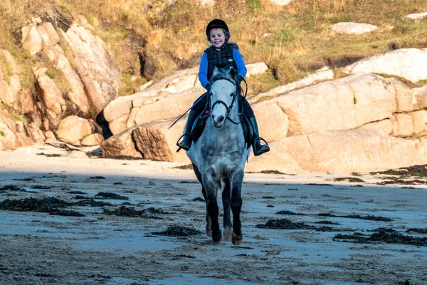 Burtonport, comté de Donegal, Irlande - 18 décembre 2021 : La famille du quartier monte ses chevaux sur la plage — Photo