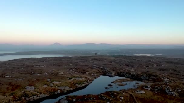 Vista aérea de la torre Kincasslagh Martello en el Condado de Donegal - Irlanda — Vídeo de stock