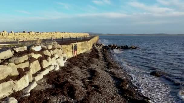 Берегова дорога біля Атлантичного океану в Маунтчарлсі (графство Донегал - Ірландія).. — стокове відео