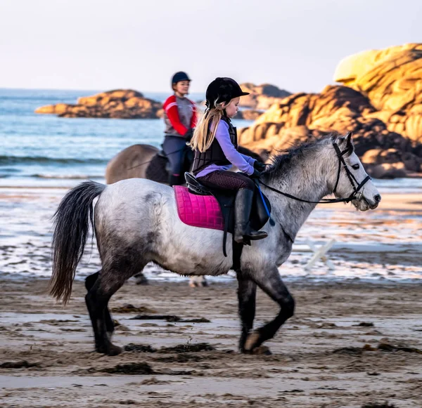 Burtonport, County Donegal, Ιρλανδία - 18 Δεκεμβρίου 2021: Η οικογένεια του θαλάμου ιππεύει τα άλογά της στην παραλία — Φωτογραφία Αρχείου