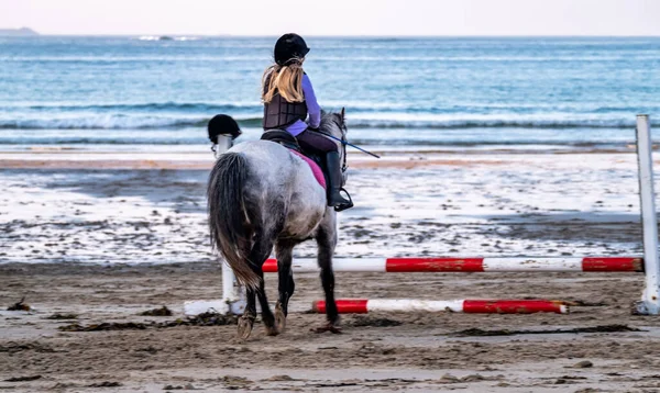 Burtonport, comté de Donegal, Irlande - 18 décembre 2021 : La famille du quartier monte ses chevaux sur la plage — Photo