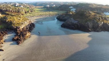 Burtonport, Donegal, İrlanda 'nın güzel Cloughglass Körfezi ve plajı.