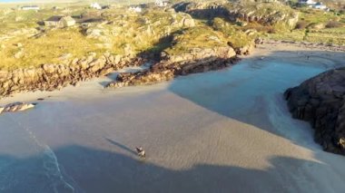 Burtonport, Donegal, İrlanda 'nın güzel Cloughglass Körfezi ve plajı.