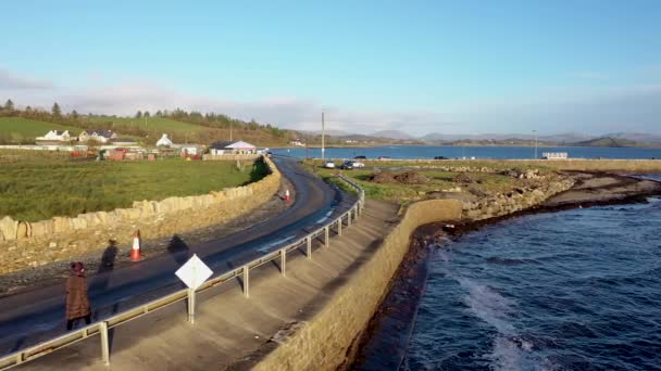 Strada costiera lungo l'Atlantico a Mountcharles nella contea di Donegal - Irlanda. — Video Stock