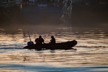 Derry, Londonderry, İngiltere - 19 Aralık 2021: Kuzey İrlanda 'daki Foyle Nehri limanı üzerinde çalışan personel