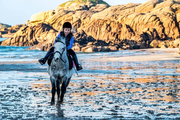 BURTONPORT, COMTÉ DE DONÉGAL, IRLANDE - 18 DÉCEMBRE 2021 : La famille de pupilles monte ses chevaux sur la plage — Photo