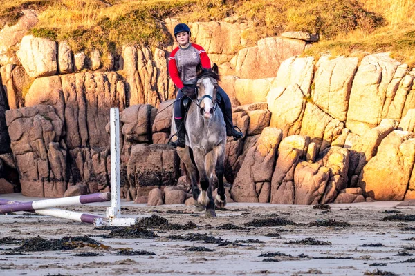 BURTONPORT, COMTÉ DE DONÉGAL, IRLANDE - 18 DÉCEMBRE 2021 : La famille de pupilles monte ses chevaux sur la plage — Photo